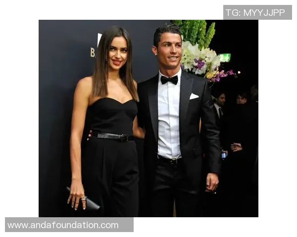 足球明星黑色鞋子魅力展示与时尚搭配解析